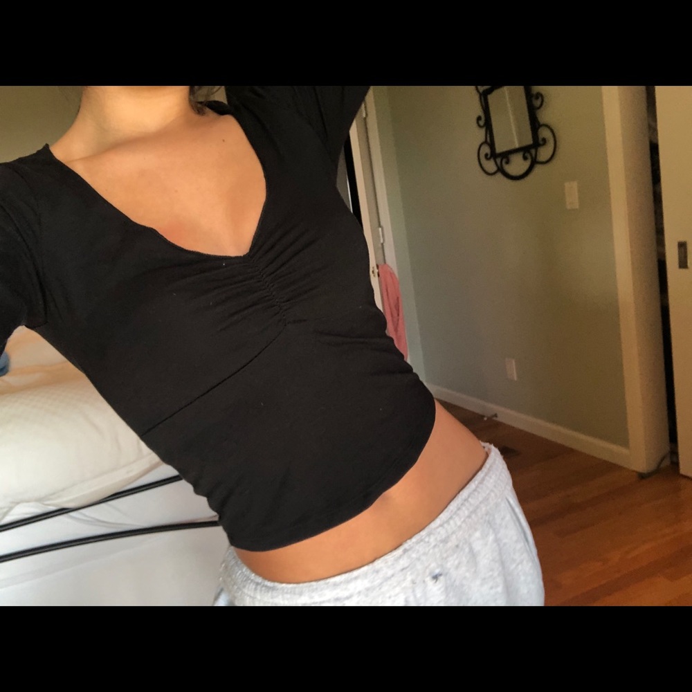 BLACK V LONG SLEEVE